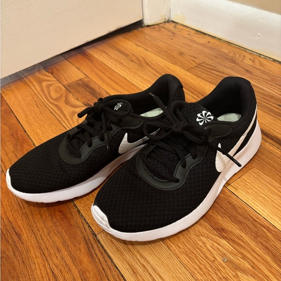 Nike Tanjun Running Sneakers - Picture 3 of 6